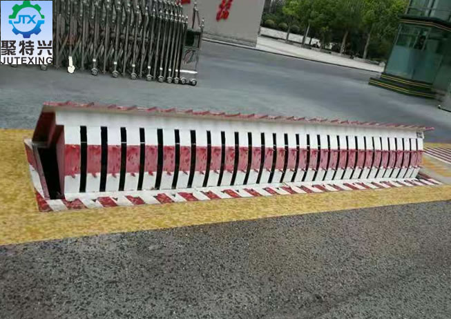 翻轉路障機